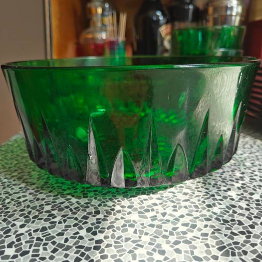 Arcoroc France "Diamant" 1970s  green glass collection, featuring a diamond-cut geometric pattern, one large bowl, 8 smaller ones, 9 green glass plates, 20th century
