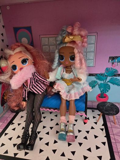 LOL Dolls house including Lol dolls and all furniture