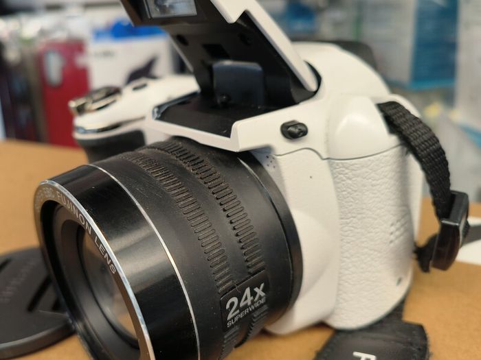 Digital Camera - Fujifilm Finepix S4200 - Hdmi - 14.mp - 24x Optical, White