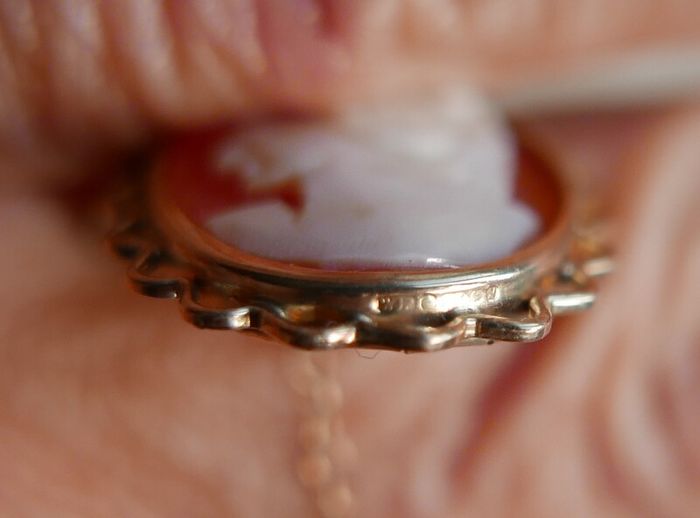 Vintage 9ct Gold 375 and Shell Cameo Brooch. 2,9g