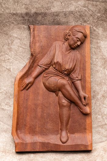 Sculptures, portraits made of wood.