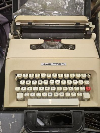 olivetti. lettera 35 typewriter