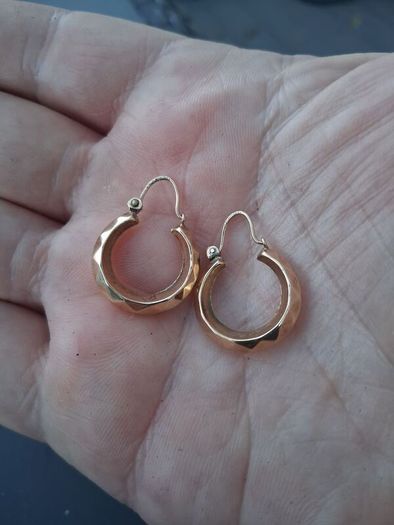 9k Gold hooped Earrings(1.9 grams)
