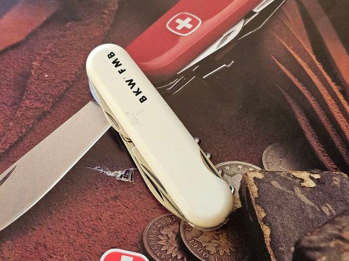 Vintage Wenger Traveler Discontinued Collectable Swiss Army Knife 85mm model