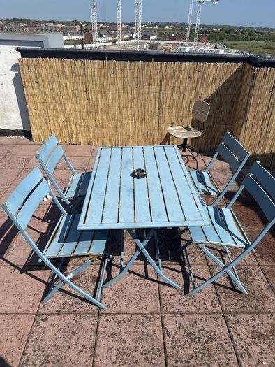 1 Table 4 Chairs