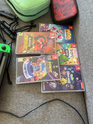 Nintendo Switch  - Pro Controller + 5 Games