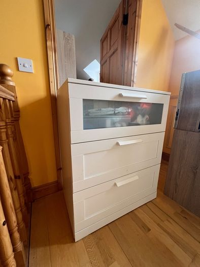 chest of drawers