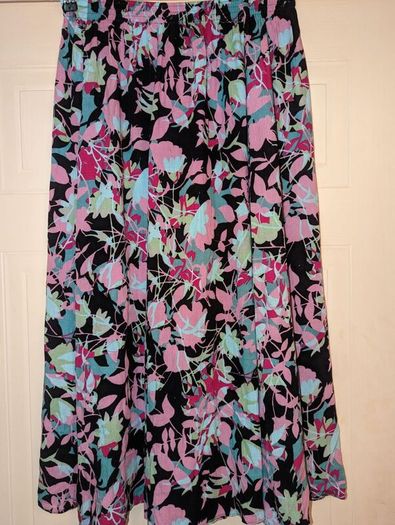 Perfect for Summer. beautiful floral midi skirt
