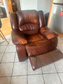 Real leather suite comprising a 3-seater sofa and two matching armchairs. Reclining functions are fully working. No tears  to the leather. Free to collect.