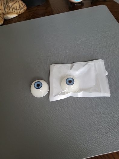 Pair of glass eyes