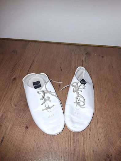 Small dance shoes(jazz shoes), leather, size 7 Jr.