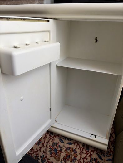 Mirror cabinet