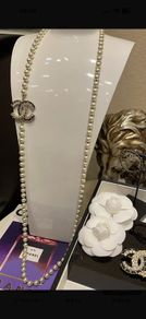 Long pearl necklace
