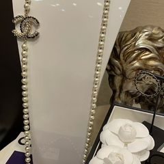 Long pearl necklace