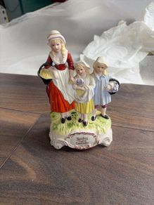 Yardley English Lavender Figure Porcelaine Women 2 Girls Excellent Condition