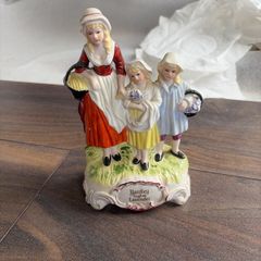 Yardley English Lavender Figure Porcelaine Women 2 Girls Excellent Condition