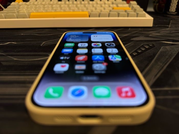 Mint iPhone 14 Pro and over 30 cases