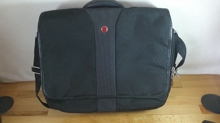 Wenger Swiss Army Laptop Messenger Bag Black Nylon Briefcase Fits Up To 15.6"
