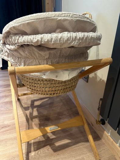 Moses basket with stand