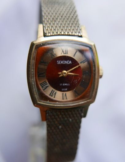 Vintage SEKONDA 1960/70s ladies wristwatch . Original Soviet production. Dial finished in burgundy and gold with black Roman numerals. Hand winding in full working order. Face showing 17 Jewels USSR. First class movement