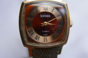 Vintage SEKONDA 1960/70s ladies wristwatch . Original Soviet production. Dial finished in burgundy and gold with black Roman numerals. Hand winding in full working order. Face showing 17 Jewels USSR. First class movement