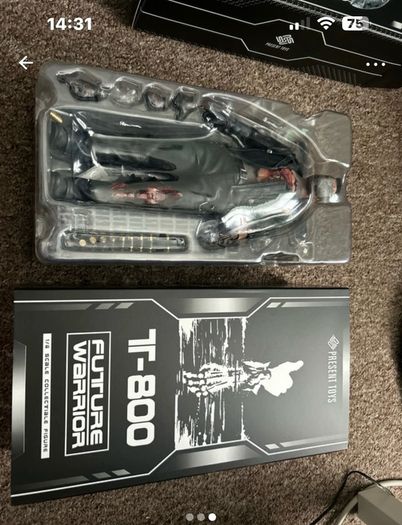 Present toys future warrior battle damaged edition like hot toys