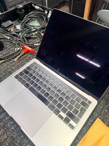 Apple MacBook Pro  13 inch M1 Chip