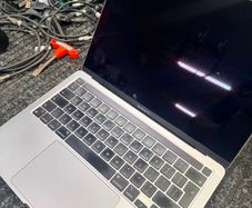 Apple MacBook Pro  13 inch M1 Chip
