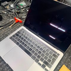 Apple MacBook Pro  13 inch M1 Chip