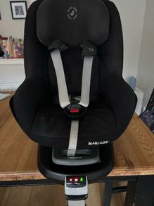 Maxi Cosi Family Fix Base and Pearl Car Seat