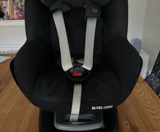 Maxi Cosi Family Fix Base and Pearl Car Seat