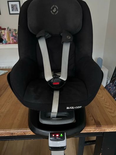 Maxi Cosi Family Fix Base and Pearl Car Seat