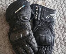 Motorcycle gloves with a special elastic band for wiping windshields while riding a bike. In excellent condition. Size 10.