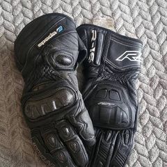 Motorcycle gloves with a special elastic band for wiping windshields while riding a bike. In excellent condition. Size 10.