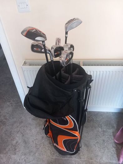 Dunlop golf clubs and bag with stand. Right handed clubs.