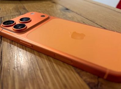 iPhone 17 Pro 256GB Cosmic Orange + 3 Premium Cases
