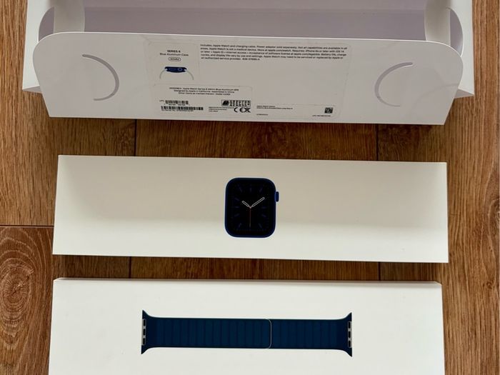 Apple Watch Series 6 BLUE plus leather strap