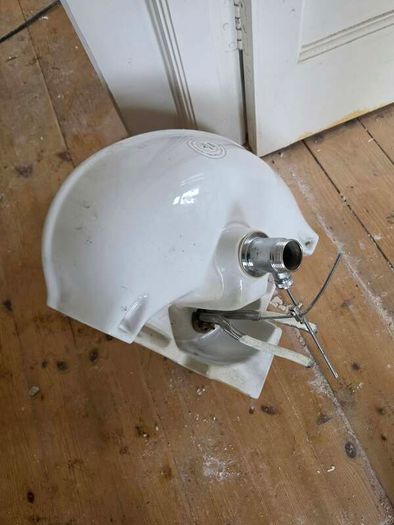 Corner bathroom sink