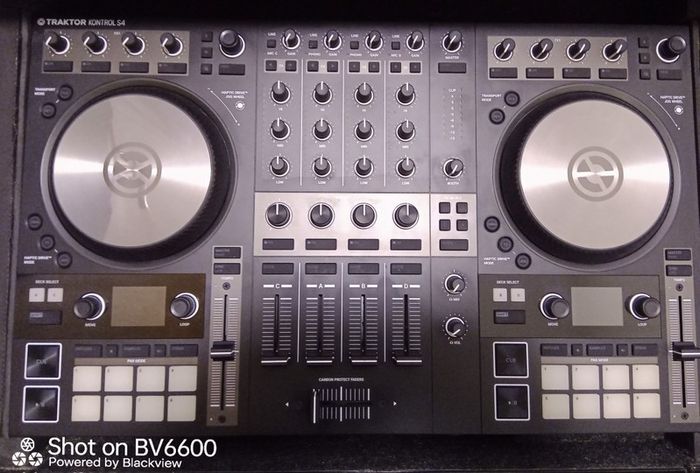 Native Instruments Traktor Kontrol S4 MK3 flightcased