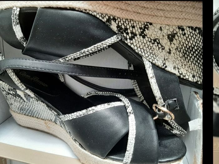 new sandles in box