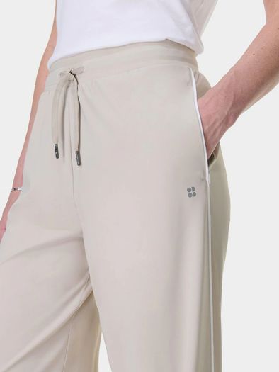 Size XXS New with tags Sweaty Betty Cream 30 inch inside seam Explorer Wide Leg 30" Trousers