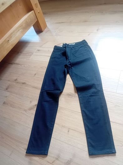 ladies jeans. LEVIS size 28