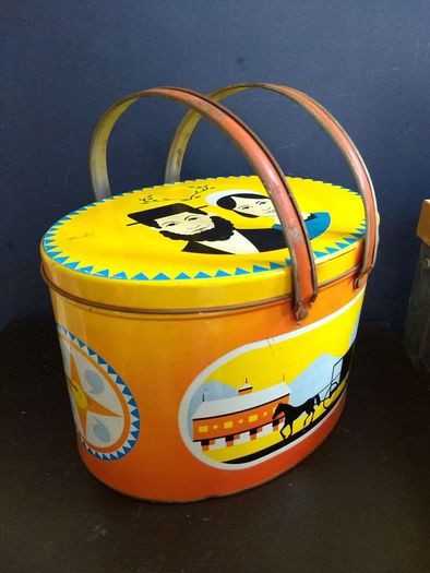 Amazing Collectable Large Oval Amish Patterned Tin Picnic Box with Handles, Very Rare to Find in Ireland - Funky Picnic Time! Props for Stage and Screen!