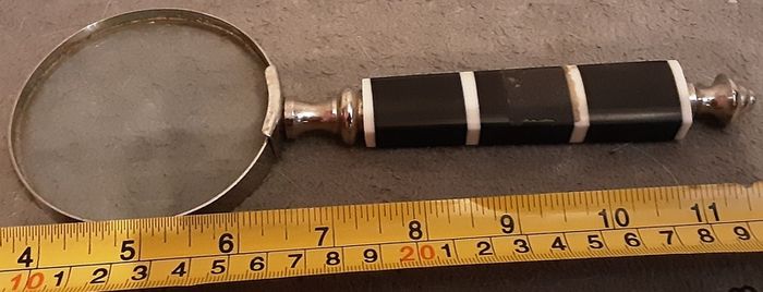 vintage collectable magnifying glass