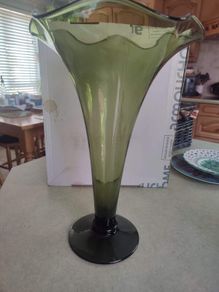 1920 Vintage Stuart GREEN Crystal Trumpet Vase STAMPED ON BEASE,