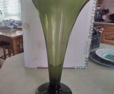 1920 Vintage Stuart GREEN Crystal Trumpet Vase STAMPED ON BEASE,