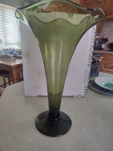 1920 Vintage Stuart GREEN Crystal Trumpet Vase STAMPED ON BEASE,