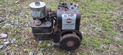 Brigg's and Stratton 5hp vertical engine