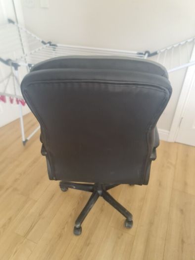 Office Chair (Like New)