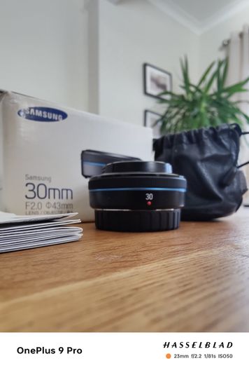Samsung NX 30mm F2